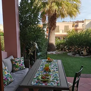 Villetta Con Giardino In In Centro Villasimius