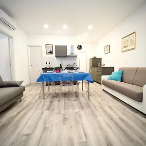 https://dimora-sottoripa-24-di-fronte-allacquario-genovabnb-it.hotelitalianriviera.com